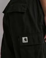 Pantalón cargo negro de popelina de algodón, con corte holgado, cintura ajustable y múltiples bolsillos laterales y traseros.