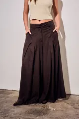 Pantalón wide leg marrón de tiro alto, confeccionado en mezcla de viscosa y lino, con pinzas delanteras y bolsillos laterales.