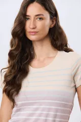 Remera de manga corta y cuello redondo, confeccionada en algodón con diseño de rayas horizontales en tono beige, rosado y azul marino.