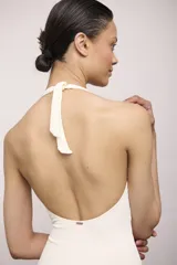 Malla enteriza negra con escote halter y paneles de tul transparente en la zona del abdomen y laterales.