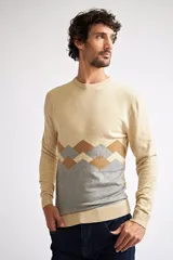 Sweater de punto con diseño color block, combinando azul marino en la parte superior, un patrón geométrico en tonos bordó y azul en el centro, y color camel en la parte inferior. Presenta cuello redondo y mangas largas.