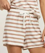 Conjunto de pijama de dos piezas confeccionado en viscolycra con estampado de rayas horizontales en beige y blanco. Incluye una remera de manga corta con cuello en V y bordado 'aconchego' en el pecho, y un short con cintura elástica y lazo ajustable.