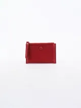 Billetera roja de diseño compacto con cierre superior y bolsillo frontal con botón a presión. Incluye una correa de mano lateral.