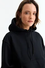 Canguro liso de color bordó, con capucha ajustable mediante cordones y bolsillo frontal tipo canguro.