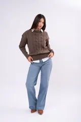 Sweater de punto con diseño de ochos, color marrón, cuello redondo y mangas largas con puños acanalados.