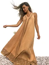 Vestido largo color beige con estampado de líneas geométricas marrones, breteles finos y escote halter.