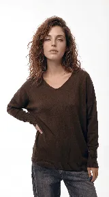 Sweater de punto color marrón, con cuello en V, mangas largas con puños acanalados y diseño holgado.