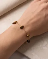 Pulsera de cadena fina dorada con piedras naturales ojo de tigre marrones intercaladas.