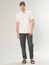 Remera polo salmón de corte regular, confeccionada en algodón. Presenta cuello clásico con botones y logo bordado en el pecho.