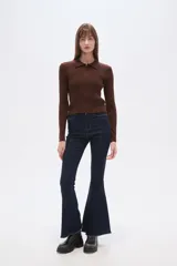 Saco de tejido de punto acanalado, color negro, con cuello tipo camisa y cierre frontal completo. De corte ajustado al cuerpo y manga larga.