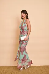 Vestido largo de fiesta de cuello halter, con estampado floral en tonos verde menta y bordó, fruncido en el cuerpo y talle largo.