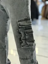 Pantalón cargo de jean estilo oversize, color celeste, con bolsillos laterales con solapa y corte recto.