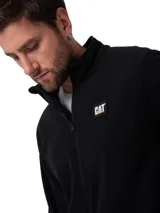 Campera de polar con cierre frontal completo, cuello alto y bolsillos laterales. Presenta el logo de la marca bordado en el pecho.