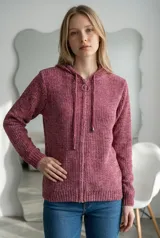 Sweater tipo campera de tejido de punto acanalado en color crudo, con cierre frontal completo, capucha con cordones ajustables y puños y ruedo tejidos en rib.