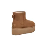 Botas cortas UGG Classic Mini con plataforma, color marrón. Confeccionadas en gamuza y forro de lana UGGplush™. Suela exterior SugarSole™ hecha de espuma de caña de azúcar.