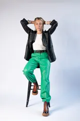 Pantalón de mujer color verde brillante, de corte holgado y tiro alto, con bolsillos laterales y cintura elástica.