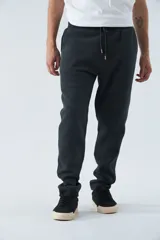Pantalón deportivo de invierno, corte clásico con bolsillos laterales y cintura elástica con cordón ajustable. Presenta logo estampado y detalle en goma.