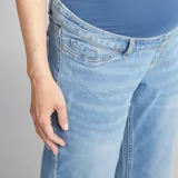 Pantalón de jean celeste de corte recto, con cintura alta elástica para embarazo y ruedo doblado.