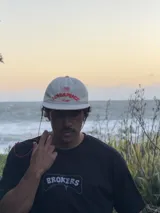 Gorro de visera curva color beige claro, con bordado frontal que incluye un corazón rojo con las letras "ZTH" y el texto "LOVE & PEACE PP.ONE" en rojo.