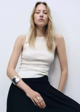 Top de punto fino color blanco, sin mangas, con cuello redondo y diseño entallado.