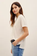 Remera de lino y viscosa color blanco, de corte holgado, manga corta y escote en V con detalle de aplicación brillante.