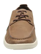 Zapato casual tipo náutico de cuero marrón con cordones, suela de goma blanca y logo de la marca grabado en el lateral.