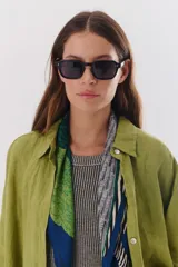 Lentes de sol con marco negro y patillas color carey.