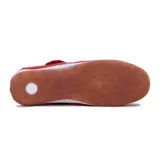 Guillermina casual color coral con calado y ajuste con velcro.