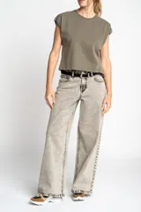 Remera rosa de algodón, corte al cuerpo y mangas cortas.