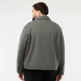 Sobrecamisa gris de corte recto con diseño de rayas verticales finas, cuello clásico, cierre frontal de botones y dos bolsillos delanteros con solapa y botón.