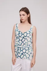 Musculosa estampada con cuello en V y breteles anchos.