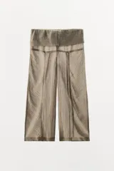 Pantalón de tiro medio confeccionado en mezcla de lino, con pernera recta, textura estructurada y detalle de tejido en superposición en la cintura.