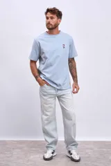 Jeans de hombre, corte recto y holgado, con lavado celeste muy claro y efecto desgastado.