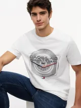 Remera de cuello redondo confeccionada en puro algodón, con corte regular. Presenta un estampado gráfico en el pecho con la colaboración entre Tommy Hilfiger y el equipo de Fórmula 1 de Cadillac.