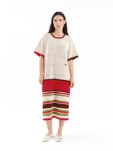 Vestido midi de punto de manga corta con detalles calados y diseño de rayas horizontales tricolor en la parte inferior. Presenta cuello redondo y logo bordado en el pecho.