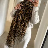 Bufanda larga con estampado de leopardo en tonos marrón y negro.