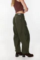 Pantalón de denim tipo jean color verde militar, de tiro medio y corte holgado con diseño wide leg.