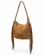 Cartera tipo hobo de cuero vacuno color tostado, con diseño amplio y flexible, decorada con un trenzado artesanal en el frente y largos flecos laterales. Cuenta con correa larga para llevar al hombro.