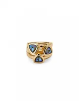 Anillo dorado con tres cristales triangulares multicolores. Fabricado en aleación de metales bañado en oro de 18k.