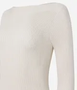 Blusa de punto de manga larga con cuello bote y textura acanalada vertical. Presenta un diseño ajustado al cuerpo, confeccionada en una mezcla de viscosa y poliamida.