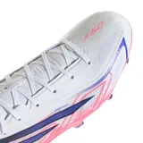 Championes de fútbol Adidas F50 Hyperfast League FG, color blanco con detalles en rosado y azul oscuro.