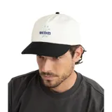 Gorra de béisbol blanca con visera negra, logo de la marca Rhythm bordado en el frente y botón superior negro.