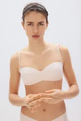 Soutien strapless de microfibra en color beige con copas acolchadas, tirantes ajustables y desmontables, y cierre posterior de corchetes.