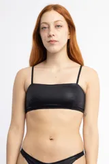 Top negro de escote recto con breteles elásticos y doble tira en la espalda.
