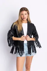 Campera corta de cuero sintético negro, con solapas, mangas 3/4 con tachas y flecos.