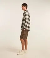 Bermuda cargo para hombre en sarga gris oscuro, con bolsillos laterales con solapa y cierre de botón y cremallera.