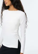 Blusa de manga larga color beige con cuello redondo y diseño ajustado al cuerpo, confeccionada en tejido elástico.