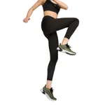 Calza deportiva Puma Essentials negra con logo blanco en la pierna izquierda.