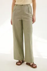 Pantalón de lino color azul, de corte recto y tiro alto.