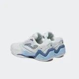 Championes de tenis Joma modelo Set Lady 2402 para mujer, color blanco con detalles en celeste y gris. Presentan una parte superior de malla transpirable con refuerzos de cuero sintético, cierre de cordones y suela con amortiguación diseñada para superficies de tenis.
